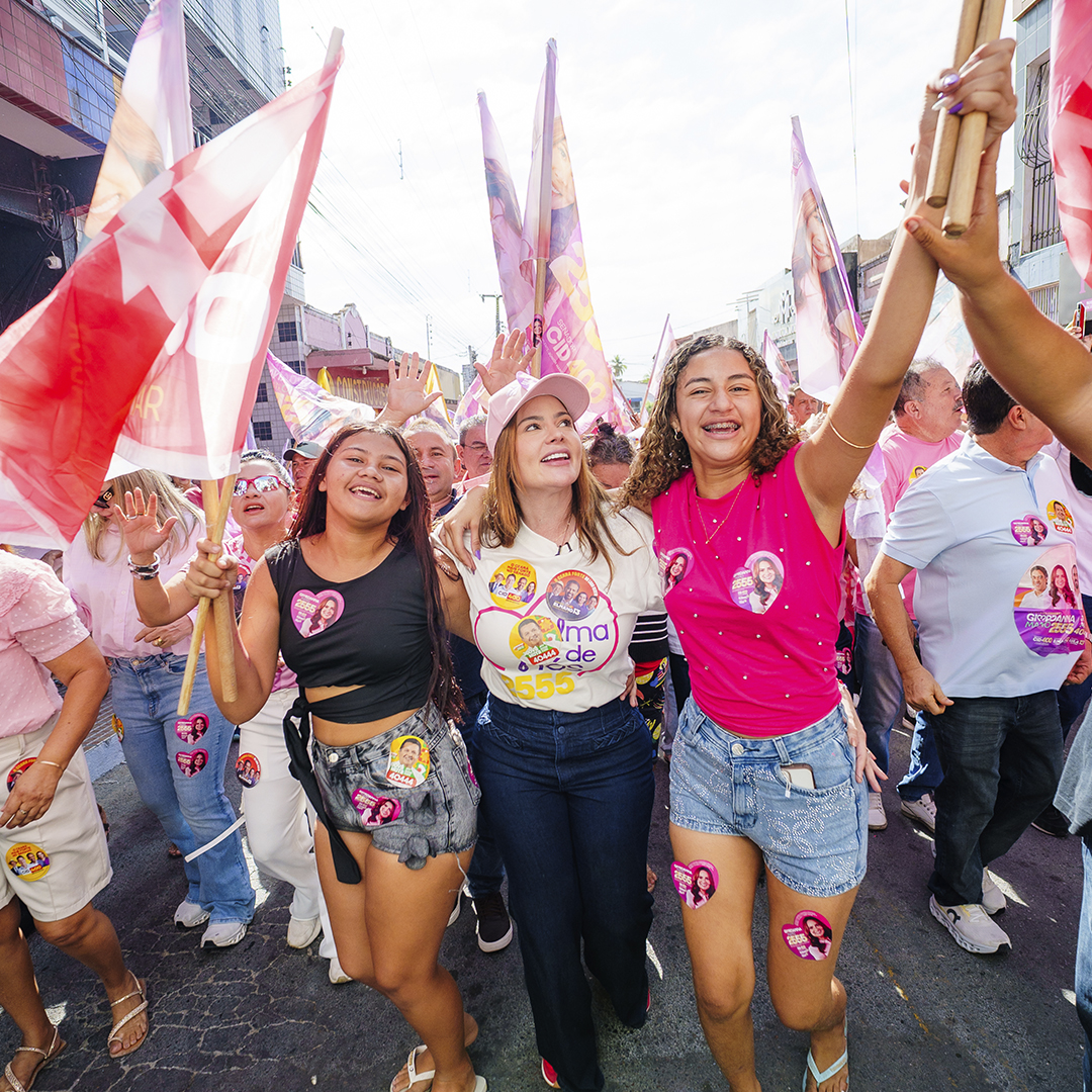 Giordanna Mano sorrindo durante a campanha